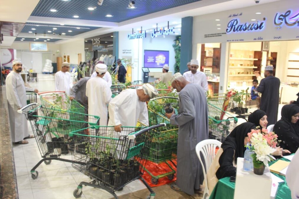 هيئة البيئة بالسويق تنفذ حملة لتوزيع 1600 من الشتلات على المجتمع في الخابورة 4 14ea107b 4dfa 4e00 8feb 8ce5799d9638