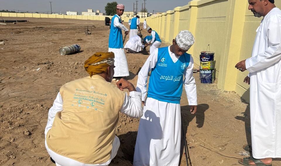 تنفيذ حملة لاستزراع 350 نبتة برية في مدرسة السلطان قابوس للتعليم الأساسي
