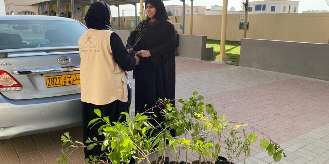 هيئة البيئة بالسويق تنفذ حملة لتوزيع 1600 من الشتلات على المجتمع في الخابورة