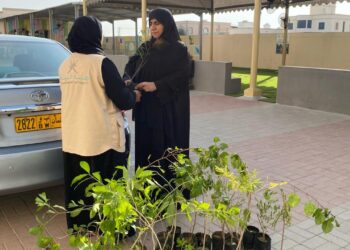 هيئة البيئة بالسويق تنفذ حملة لتوزيع 1600 من الشتلات على المجتمع في الخابورة