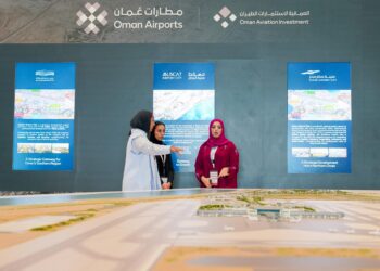مطارات عُمان تستعرض مشاريع مدن المطارات وفرص الاستثمار في “أكتوبر العمران 2025”