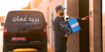 بريد عُمان يمكّن الأفراد والشركات من الشحن محليًا وعالميًا عبر خدمة البريد السريع