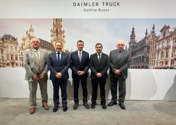 توقيع شراكة استراتيجية بين مرسيدس بنز وشركة كروة موترز خلال معرض الحافلات الدولي 2025 في بروكسل