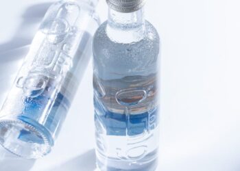 “واحة عمان” تطلق مجموعة عبواتها الزجاجية الجديدة بحلة عصرية فاخرة تحافظ على الهُوية العمانية