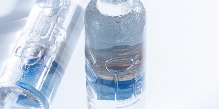 “واحة عمان” تطلق مجموعة عبواتها الزجاجية الجديدة بحلة عصرية فاخرة تحافظ على الهُوية العمانية