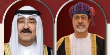 جلالة السُّلطان في مُقدّمة مستقبلي أمير الكويت لدى وصوله إلى سلطنة عُمان