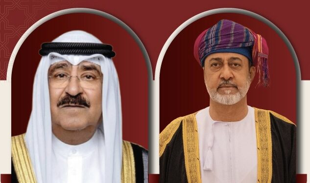 جلالة السلطان وأمير الكويت يعقدان لقاءً أخويًا لتعزيز الشراكة والاستثمار بين البلدين 1 جلالة السُّلطان في مُقدّمة مستقبلي أمير الكويت لدى وصوله إلى سلطنة عُمان