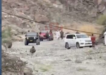إيقاف أشخاص لاستهتارهم بتسيير مركباتهم في مجرى وادٍ بالخابورة