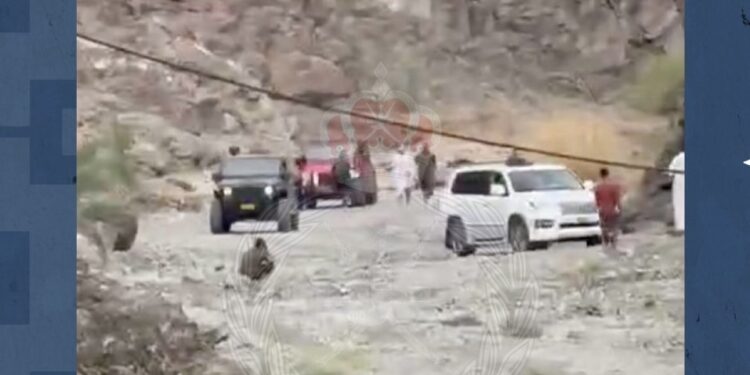 إيقاف أشخاص لاستهتارهم بتسيير مركباتهم في مجرى وادٍ بالخابورة