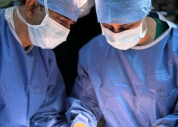 إجراء أول عملية زراعة لجهاز التحفيز العصبي للعمود الفقري في سلطنة عُمان