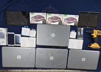 ضبط شخص لسرقة هواتف نقالة وأجهزة إلكترونية من مركز تجاري في السيب