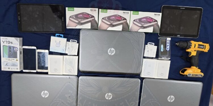 ضبط شخص لسرقة هواتف نقالة وأجهزة إلكترونية من مركز تجاري في السيب