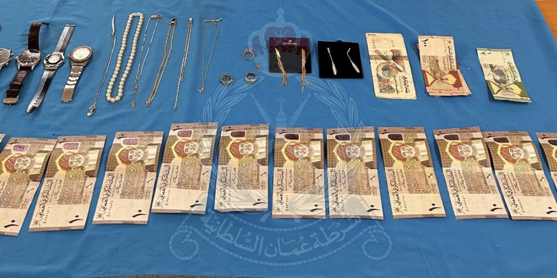 القبض على شخص لسرقته مجوهرات ومقتنيات ثمينة من منزل في مطرح