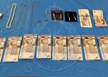 القبض على شخص لسرقته مجوهرات ومقتنيات ثمينة من منزل في مطرح