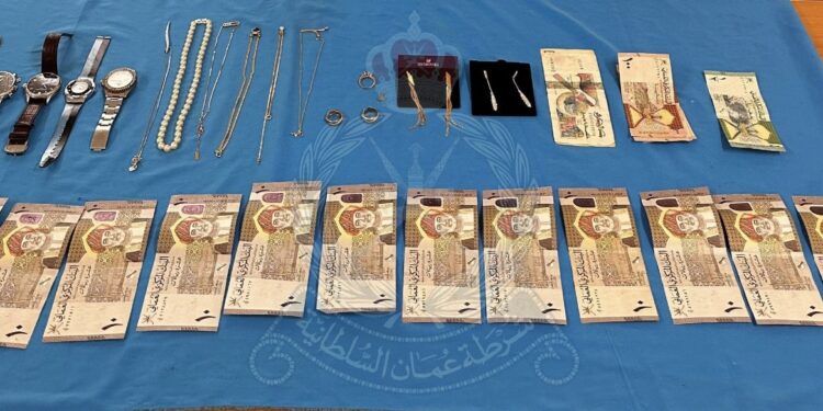 القبض على شخص لسرقته مجوهرات ومقتنيات ثمينة من منزل في مطرح