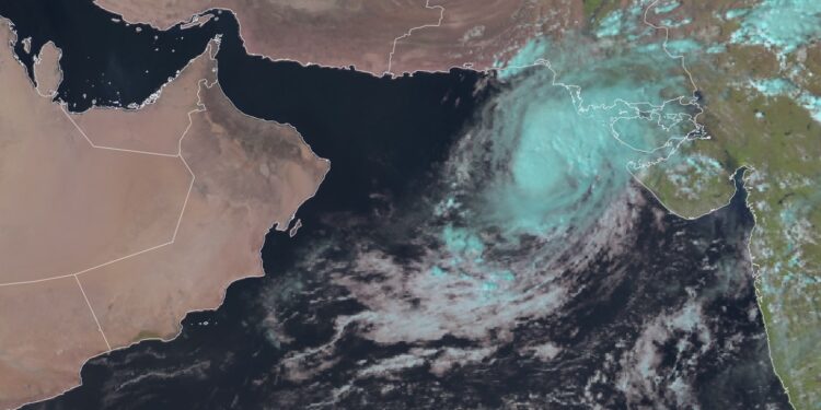 تطور الحالة المدارية في بحر العرب إلى عاصفة مدارية باسم ‘شاكتي’”
