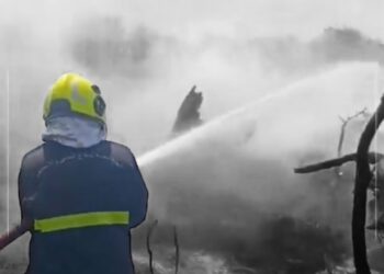 السيطرة على حريق شب في مزرعة ⁧‫بإزكي