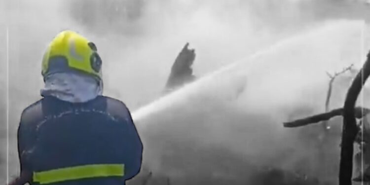 السيطرة على حريق شب في مزرعة ⁧‫بإزكي