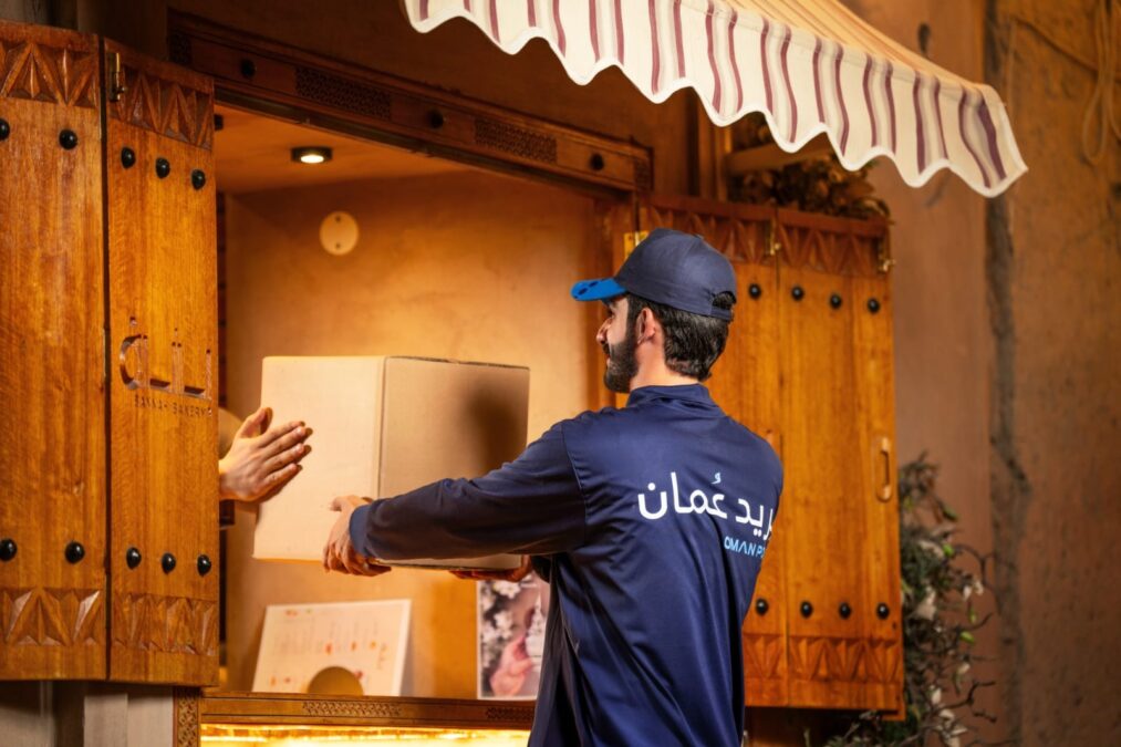 بريد عُمان يمكّن الأفراد والشركات من الشحن محليًا وعالميًا عبر خدمة البريد السريع 2 a6d7774e 9f7a 40d1 8318 5695695c8722