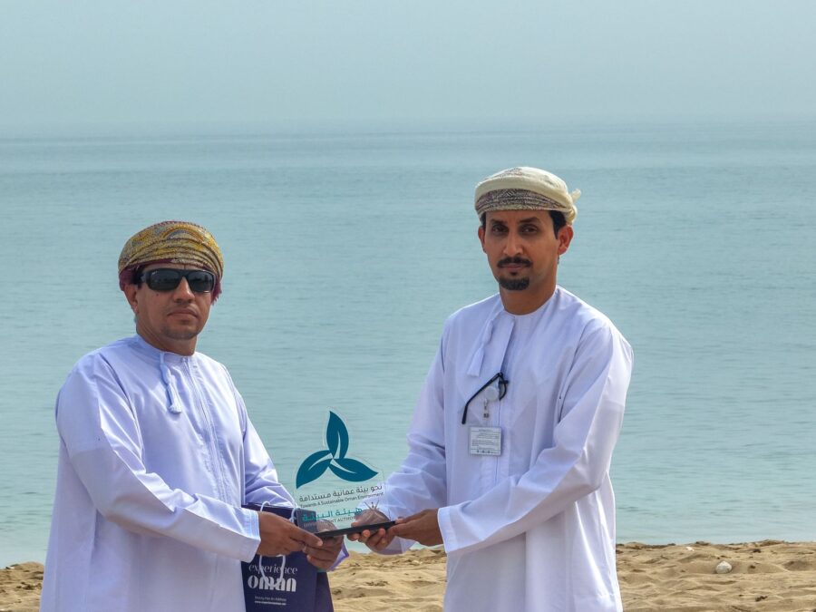 إدارة البيئة بجنوب الشرقية تنظم حملة تنظيف شاطئ الشرية بولاية صور 4 aacd043b 94b5 4daf bed9 5ade766b5f35