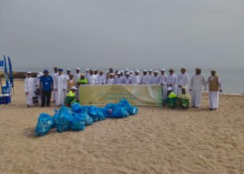 إدارة البيئة بجنوب الشرقية تنظم حملة تنظيف شاطئ الشرية بولاية صور