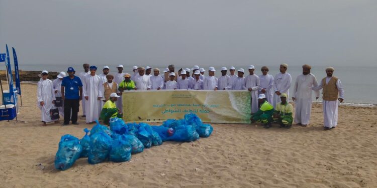 إدارة البيئة بجنوب الشرقية تنظم حملة تنظيف شاطئ الشرية بولاية صور 1 إدارة البيئة بجنوب الشرقية تنظم حملة تنظيف شاطئ الشرية بولاية صور