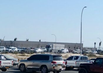 ازدحام غير مسبوق يشهده مرفأ شنة بولاية محوت … ومطالبات بتوسعة منظومة النقل من وإلى جزيرة مصيرة