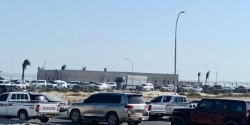 ازدحام غير مسبوق يشهده مرفأ شنة بولاية محوت … ومطالبات بتوسعة منظومة النقل من وإلى جزيرة مصيرة