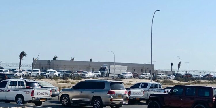 ازدحام غير مسبوق يشهده مرفأ شنة بولاية محوت … ومطالبات بتوسعة منظومة النقل من وإلى جزيرة مصيرة