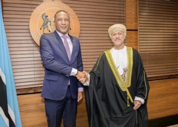 سلطنة عمان وجمهورية بوتسوانا تضعان اللبنة الأولى لشراكة استثمارية بالتوقيع على أربع اتفاقيات