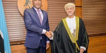 سلطنة عمان وجمهورية بوتسوانا تضعان اللبنة الأولى لشراكة استثمارية بالتوقيع على أربع اتفاقيات