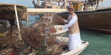 إزالة 1.5 طن من المخلفات البحرية خلال حملة “تنظيف الشعاب المرجانية” في مصيرة