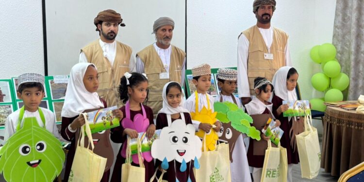 هيئة البيئة ومدرسة الرؤيا تنظمان يوماً توعوياً بيئياً 1 هيئة البيئة ومدرسة الرؤيا تنظمان يوماً توعوياً بيئياً