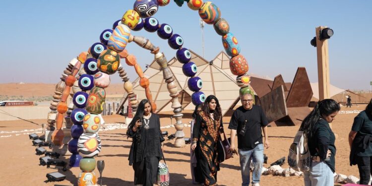 سمو الشيخة بدور القاسمي تطلق النسخة الثانية من مهرجان تنوير في صحراء مليحة بأمسية فنية ملهمة وتجربة إنسانية استثنائية