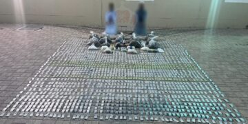 القبض على آسيويين لقيامهما بتهريب مخدرات بقصد الاتجار بها في صحار