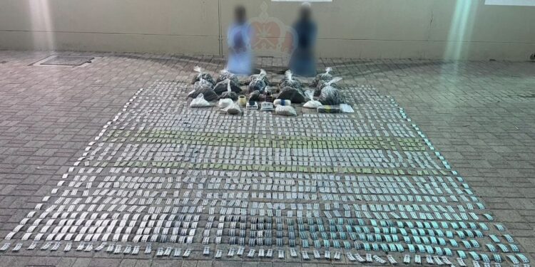 القبض على آسيويين لقيامهما بتهريب مخدرات بقصد الاتجار بها في صحار 1 القبض على آسيويين لقيامهما بتهريب مخدرات بقصد الاتجار بها في صحار