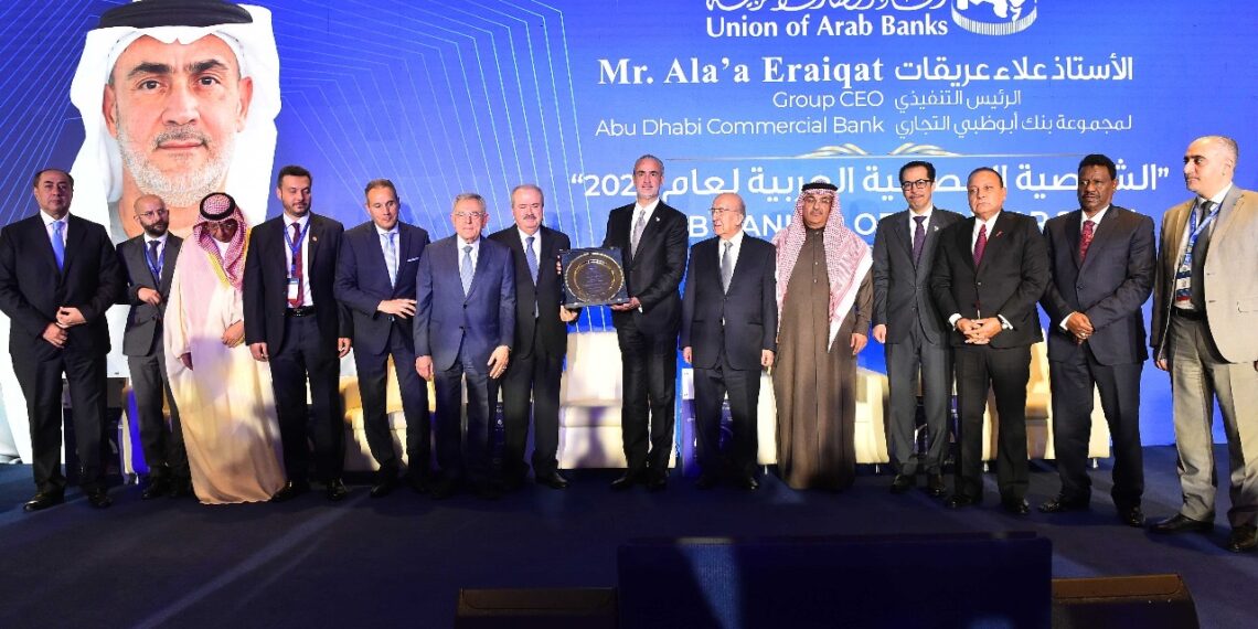 منح جائزة الشخصية المصرفية العربية للعام 2025 لعلاء عريقات الرئيس التنفيذي لمجموعة بنك أبوظبي التجاري (ADCB) 1 منح جائزة الشخصية المصرفية العربية للعام 2025 لعلاء عريقات الرئيس التنفيذي لمجموعة بنك أبوظبي التجاري (ADCB)