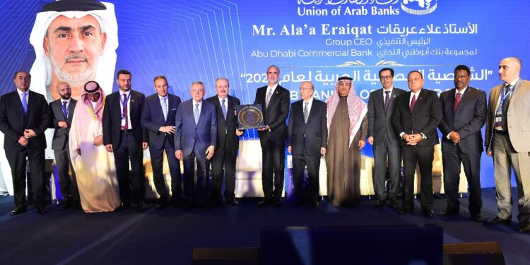 منح جائزة الشخصية المصرفية العربية للعام 2025 لعلاء عريقات الرئيس التنفيذي لمجموعة بنك أبوظبي التجاري (ADCB)