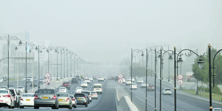 “الأرصاد” تحذر من استمرار تدفق الغبار على المناطق الساحلية لبحر عمان