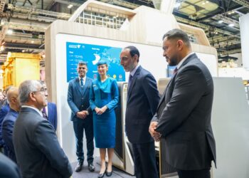 الطيران العُماني يستعرض خدماته وتوسّع شبكته في معرض لندن 2025