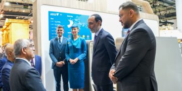 الطيران العُماني يستعرض خدماته وتوسّع شبكته في معرض لندن 2025