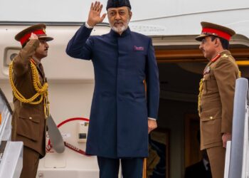 جلالة السلطان يعود إلى أرض الوطن