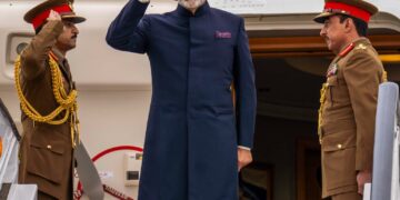 جلالة السلطان يعود إلى أرض الوطن