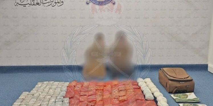 ضبط آسيويين بحوزتهما مخدرات في السيب للاتجار والتعاطي