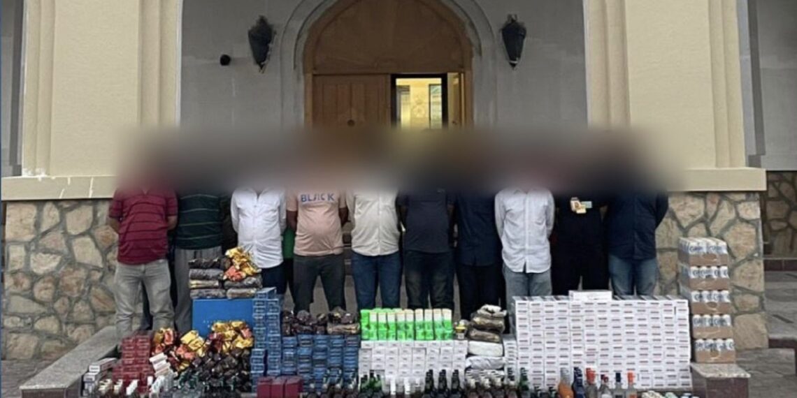 إيقاف 15 آسيويًا بحوزتهم مشروبات كحولية وسجائر ممنوعة للعب القمار بالداخلية