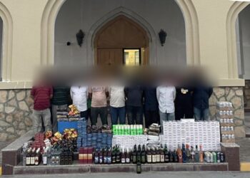 إيقاف 15 آسيويًا بحوزتهم مشروبات كحولية وسجائر ممنوعة للعب القمار بالداخلية