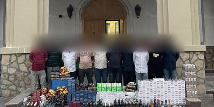 إيقاف 15 آسيويًا بحوزتهم مشروبات كحولية وسجائر ممنوعة للعب القمار بالداخلية