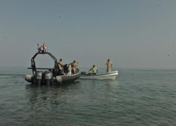 العثور على صيادي السويق سالمين بعد تعطل قاربهم