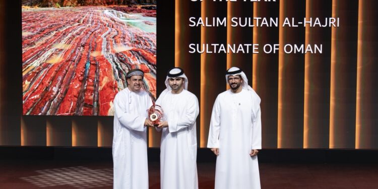 المصور العُماني سالم الحجري يتوّج بجائزة “مصور العام” من هيبا