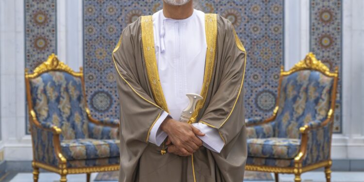 جلالةُ السُّلطان يمنحُ أوسمةً لعدد من أصحاب السُّموّ والمعالي والسّعادة والقادة العسكريين وكبار الضّباط